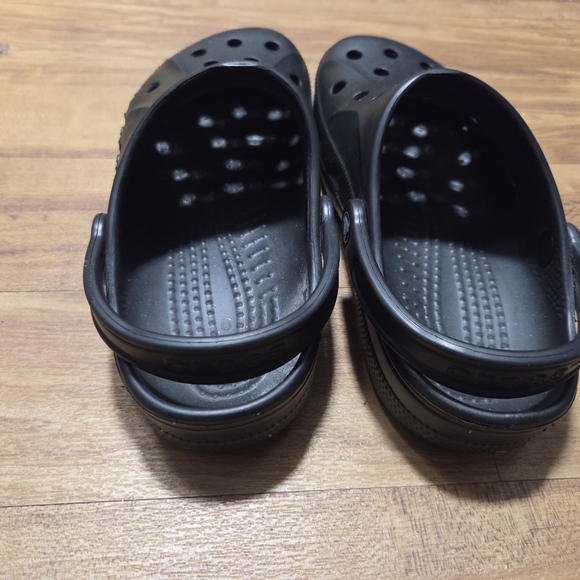 CROCS BAYA BLACK Sandals Design SIZE 6 MEN SIZE 8 WOMEN - Picture 3 of 4